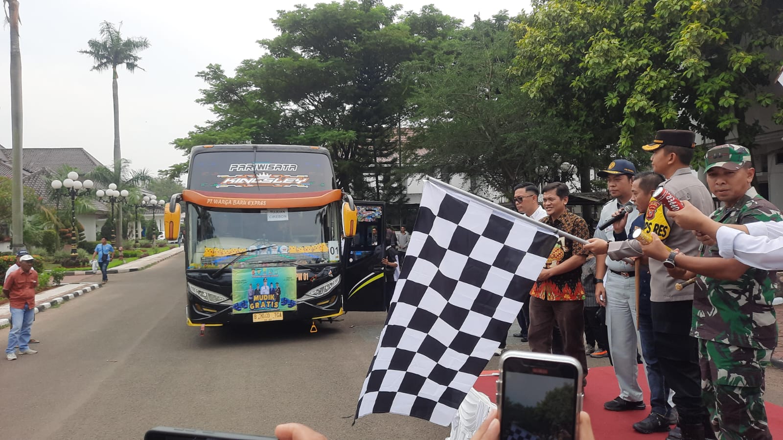 Tekan Pemudik Motor Forkopimda Karawang Lepas 17 Bus Mudik Gratis