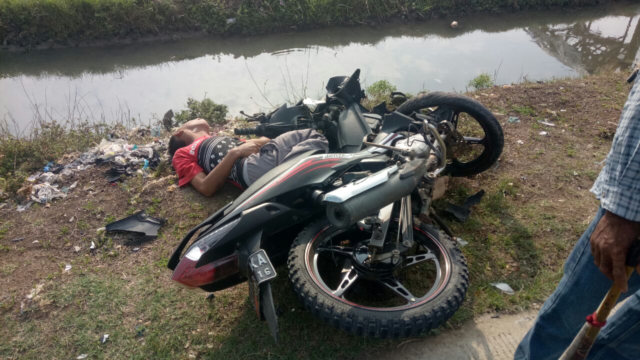 Musuhan Anak SMP Di Karawang Ini Sengaja Tabrak Lawannya Pake Motor