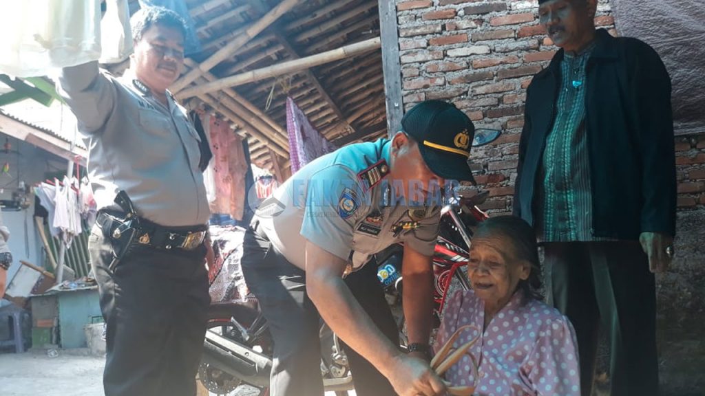 Senyum Bahagia Mbah Desty Usai Terima Bantuan Sembako dan 